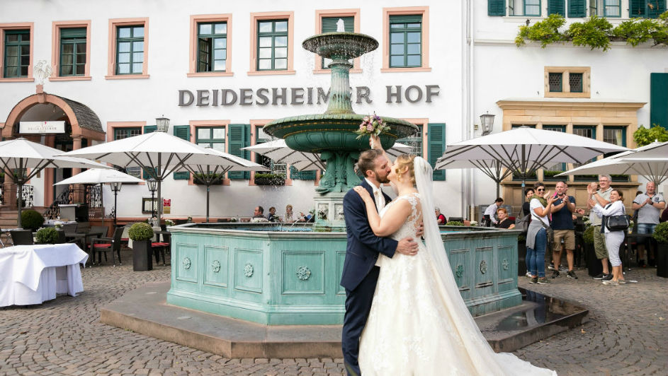 Brautpaar vor dem Brunnen des Deidesheimer Hofs Brautpaar vor dem Brunnen des Deidesheimer Hofs