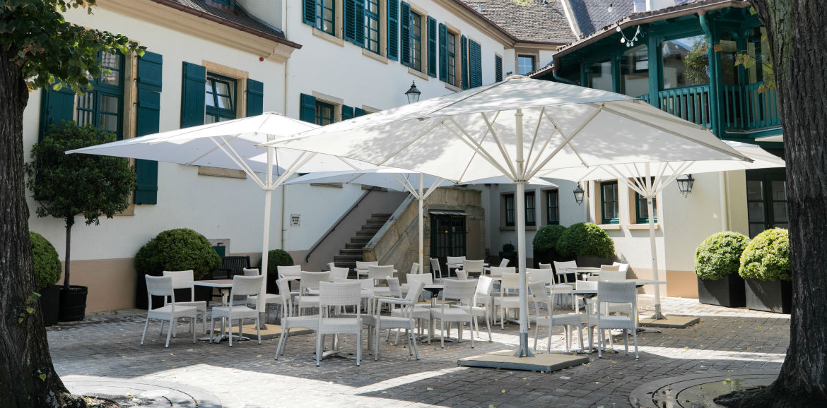 Sitzbereich im schönen Innenhof des Deidesheimer Hofs Sitzbereich im schönen Innenhof des Deidesheimer Hofs